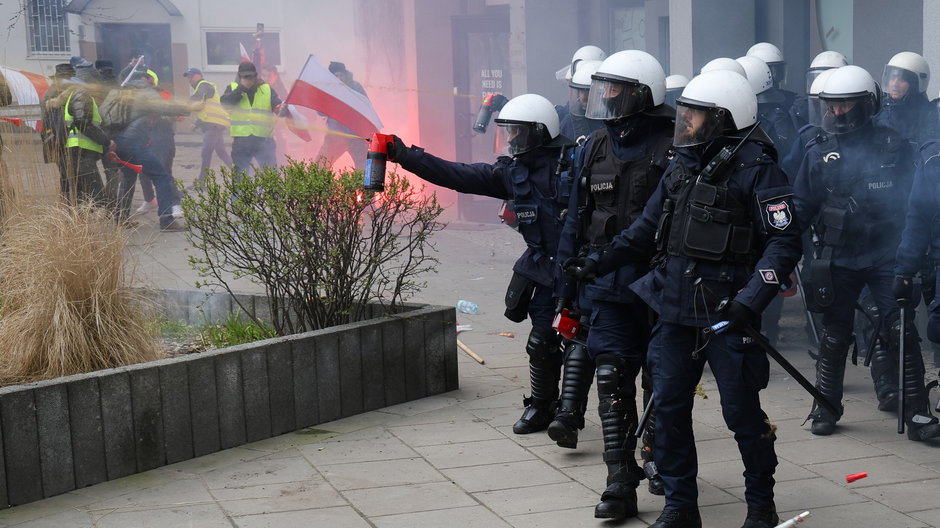 Policja podczas protestu rolników w Warszawie