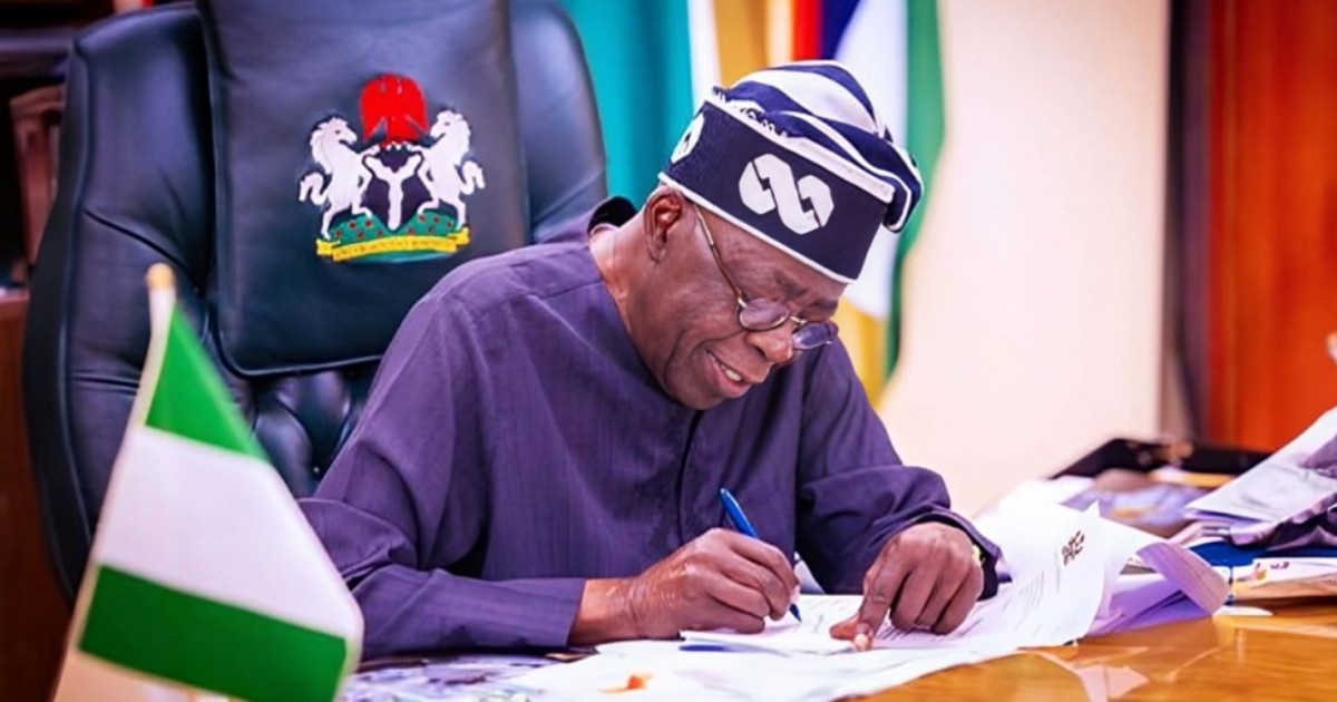 A recente libertação de fundos para o pagamento de salários retidos de funcionários administrativos de universidades federais e pensionistas afiliados ao Regime de Pensões Contributivas da União Nigeriana de Pensionistas pelo Gabinete do Contabilista Geral da Federação (BCGF) marca um grande passo em frente na resolução do problema. questões financeiras que afetam esses trabalhadores e aposentados. Esta iniciativa destaca a importância dos pagamentos regulares e do reconhecimento dos direitos dos trabalhadores e reformados, fortalecendo assim a confiança nas instituições governamentais e contribuindo para uma melhor qualidade de vida de toda a população envolvida.