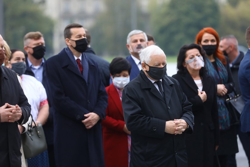 Miesięcznica w cieniu obostrzeń. Co z dystansem społecznym?!