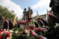 Pierwszy pomnik Kaczyńskich odsłonięty. Zobacz ZDJĘCIA z uroczystości