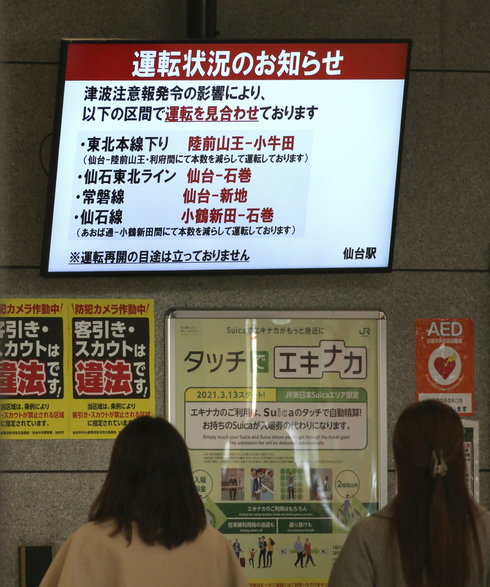 Odwołane loty, wstrzymane pociągi i ewakuacja ponad 200 tys. osób w Japonii w związku z zagrożeniem tsunami