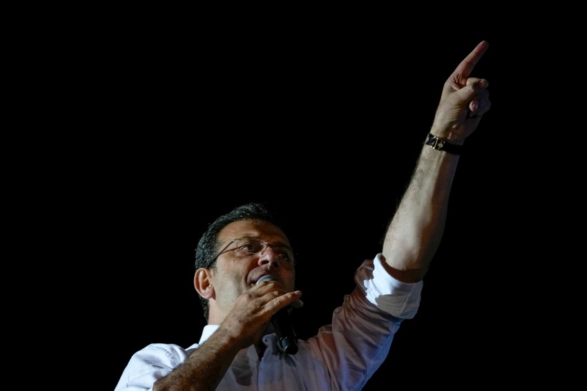 Ekrem Imamoglu u obraćanju pristalicama u Istanbulu rano u ponedeljak 1. aprila