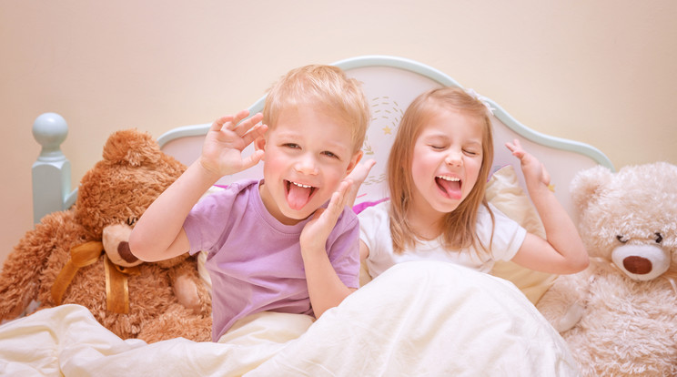 Gyerekek örvendeznek az ágyon/ Fotó: Northfoto