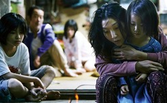 'Złodziejaszki' jak odtrutka na prawicową psychozę. Rodzinę się wybiera! [RECENZJA]