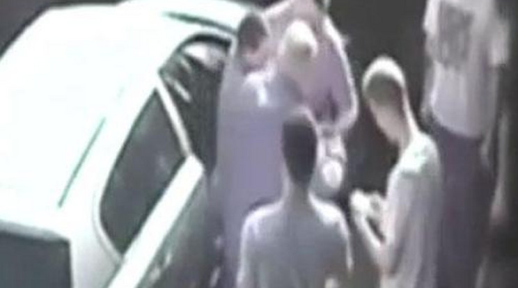 Kidobók kocsiját próbálta megfújni a peches tolvaj - videó