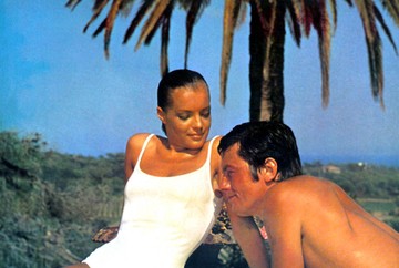Romy Schneider és Alain Delon a La Piscine című film forgatásán, 1969-ben. A filmben is izzott köztük a levegő, hiszen a valóságban is egykori szerelmespárként álltak újra együtt a kamerák elé – ez a jelenet pedig éppúgy beszél a vonzalomról, mint a kimondatlan feszültségekről.