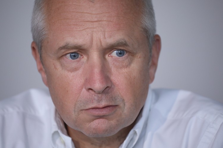 <strong>45. Ex aequo Jacek Dubois</strong>
<br></br>adwokat<br></br>Zapewne ostatnią rzeczą, o jakiej marzył prezes Prawa i Sprawiedliwości, było to, by jego nazwisko zaczęto odmieniać przez wszystkie przypadki razem ze słowami „afera”, „taśmy” „koperta z pieniędzmi” czy „oszustwo”. A także by on sam musiał publicznie przekonywać, że nie złamał prawa. Tak się stało po opublikowaniu na początku 2019 r. przez „Gazetę Wyborczą” stenogramów nagrań rozmów z udziałem Jarosława Kaczyńskiego i austriackiego dewelopera Geralda Birgfellnera. Dotyczyły one m.in. planów wybudowania w Warszawie olbrzymiego biurowca przez powiązaną ze środowiskiem PiS spółkę Srebrna. 
Jednocześnie okazało się, że Austriak, nie otrzymawszy za usługi związane z przygotowaniem inwestycji zapłaty, postanowił zawiadomić prokuraturę o „uzasadnionym podejrzeniu popełnienia przestępstwa przez Jarosława Kaczyńskiego”, zarzucając mu „dokonanie oszustwa wielkich rozmiarów”. Pełnomocnikami Birgfellnera są adwokaci Jacek Dubois i Roman Giertych, którzy przez cały rok zabiegali, by sprawa znalazła swój finał w sądzie, a prezes Kaczyński znalazł w skrzynce wezwanie na przesłuchanie do prokuratury.<br></br> ESZA