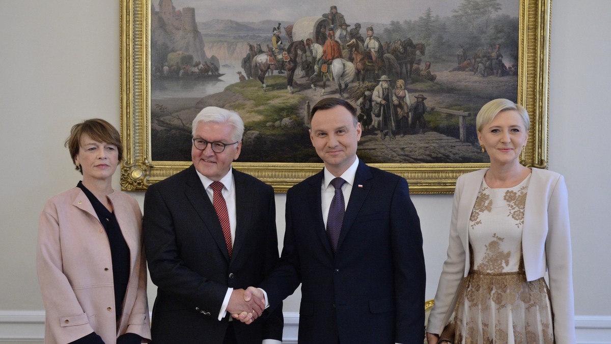 Od ceremonii oficjalnego powitania na dziedzińcu Pałacu Prezydenckiego rozpoczęła się dzisiejsza wizyta prezydenta Niemiec Franka-Waltera Steinmeiera w Warszawie. Tematami jego rozmów z prezydentem Andrzejem Dudą mają być m.in. przyszłość UE, migracje, prawa Polaków w Niemczech i relacje transatlantyckie.