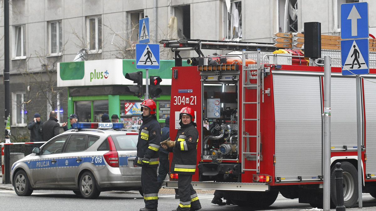 W kamienicy przy ulicy Stanisława Noakowskiego 26 w centrum Warszawy doszło do wybuchu. Zniszczenia są ogromne. Dziesięć osób skierowano do szpitali, cztery z nich odniosły nieco poważniejsze obrażenia. Jedna osoba jest w stanie ciężkim - ma rozległe oparzenia. Specjalna grupa ratownicza Państwowej Straży Pożarnej przeszukała budynek. Pod gruzami nie znaleziono żadnej osoby. - Uszkodzenia budynku są bardzo duże. Na trzech piętrach wyleciały okna. Mocno jest uszkodzony także autobus, który przejeżdżał ulicą (w chwili wybuchu) - poinformował kom. Andrzej Browarek z zespołu prasowego Komendy Stołecznej Policji. Mieszkańcy nie będą mogli wrócić na noc do swoich mieszkań.