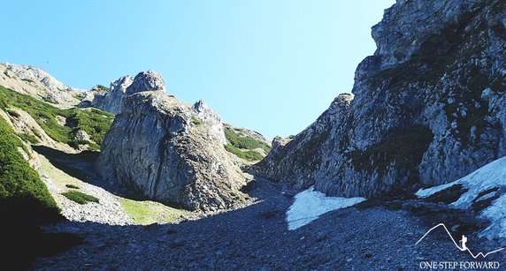 Kobylarzowy Żleb (ok. 1420–1800 m n.p.m.). Po lewej stronie Szary Żleb