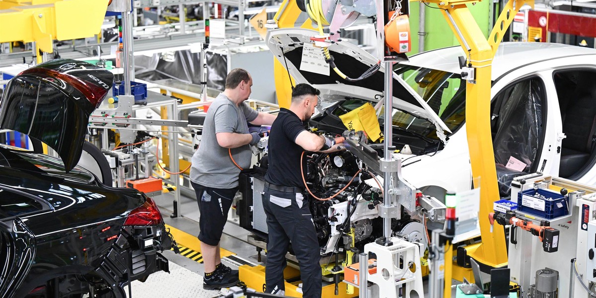 Branża motoryzacyjna w Europie na ostrym zakręcie. Giganci ogłaszają masowe zwolnienia, w tym w fabrykach w Polsce.