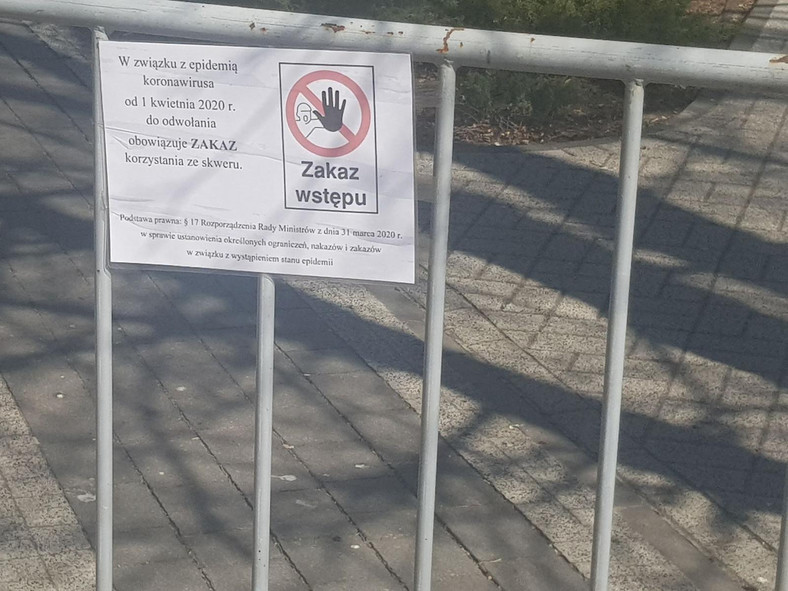 Tabliczka z informacją o zakazie korzystania ze skweru w Mińsku Mazowieckim