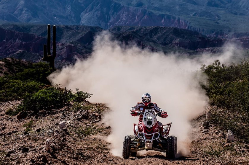 Rajd Dakar 2017: Rafał Sonik miał wypadek. Quad zawisł na gałęziach