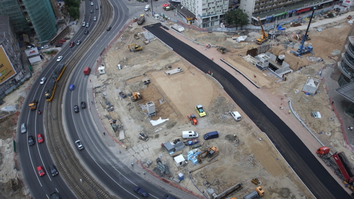 Nowa jezdnia na placu budowy metra na rondzie ONZ już jest, teraz zostanie udostępniona kierowcom. Wykonawca II linii podziemnej kolejki szykuje się do zmiany organizacji ruchu w tym miejscu. Wschodnia jezdnia wróci na swoje dawne miejsce.