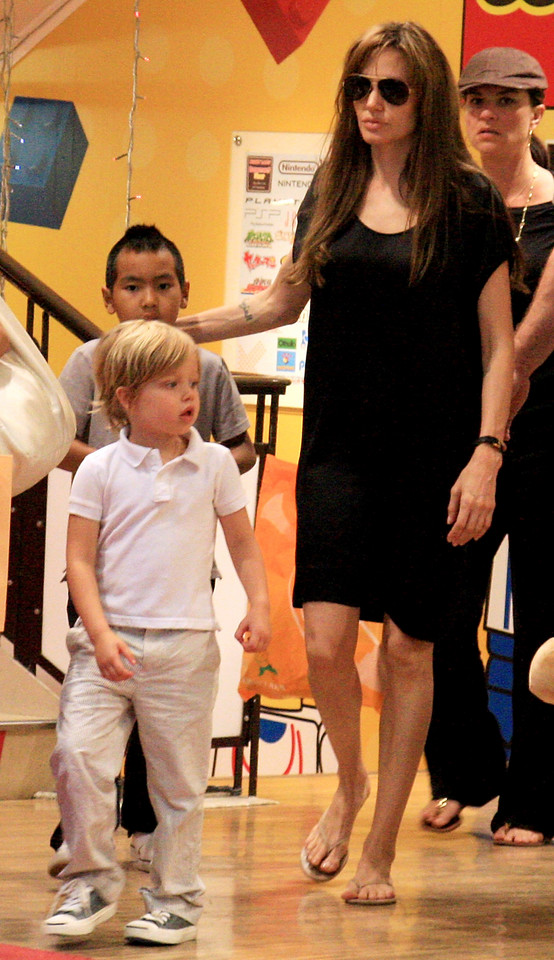 Angelina Jolie z dziećmi w Tokio