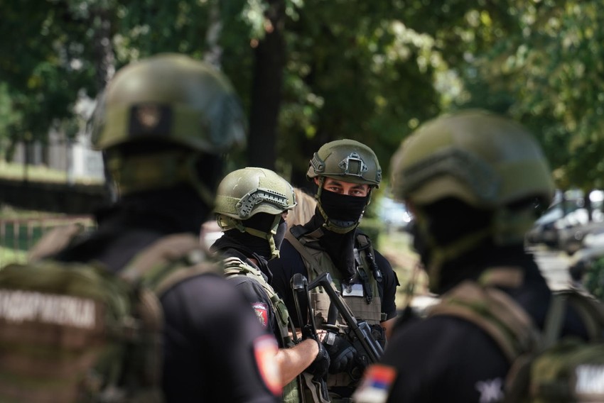 Pripadnici Žandarmerije ispred zgrade Specijalnog suda 