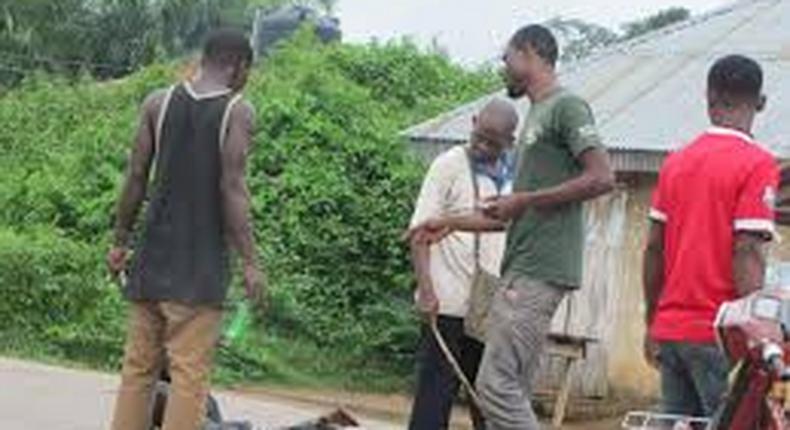 Mechanic to receive 10 strokes of cane for criminal trespass/Illustration 