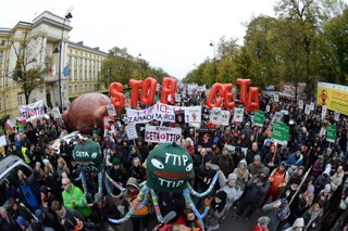 Protestujący przeciw CETA i TTIP: To protest przeciw wszechwładzy korporacji