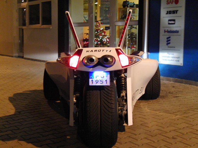 Futurystyczna karoseria jest długa na ponad 3 m i szeroka na 1,8 m. Całość wisi między trzema kołami a po środku tkwi kubełkowy fotel z pięciopunktowymi pasami dla kierowcy