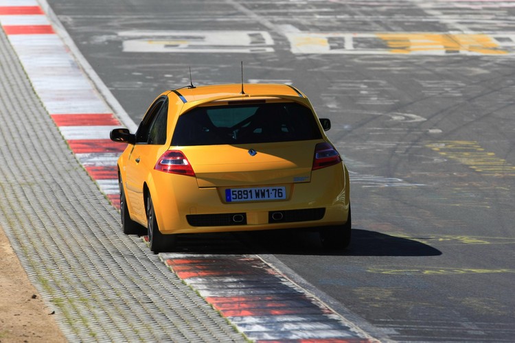 Przejechanie ćwierć mili (400 metrów) trwa 13,9 sekundy, a kilometra - 26 sekund