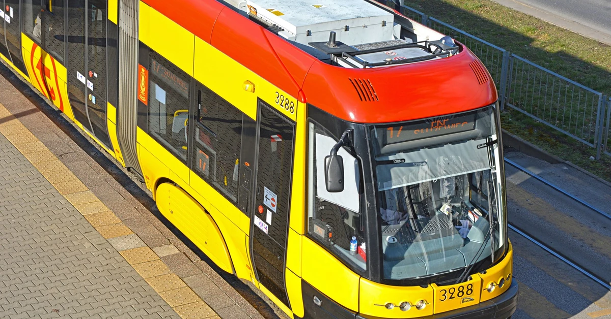 Historyczny tramwaj wyruszy na ulice Warszawy. 23.10 na pasażerów będzie czekała słodka niespodzianka