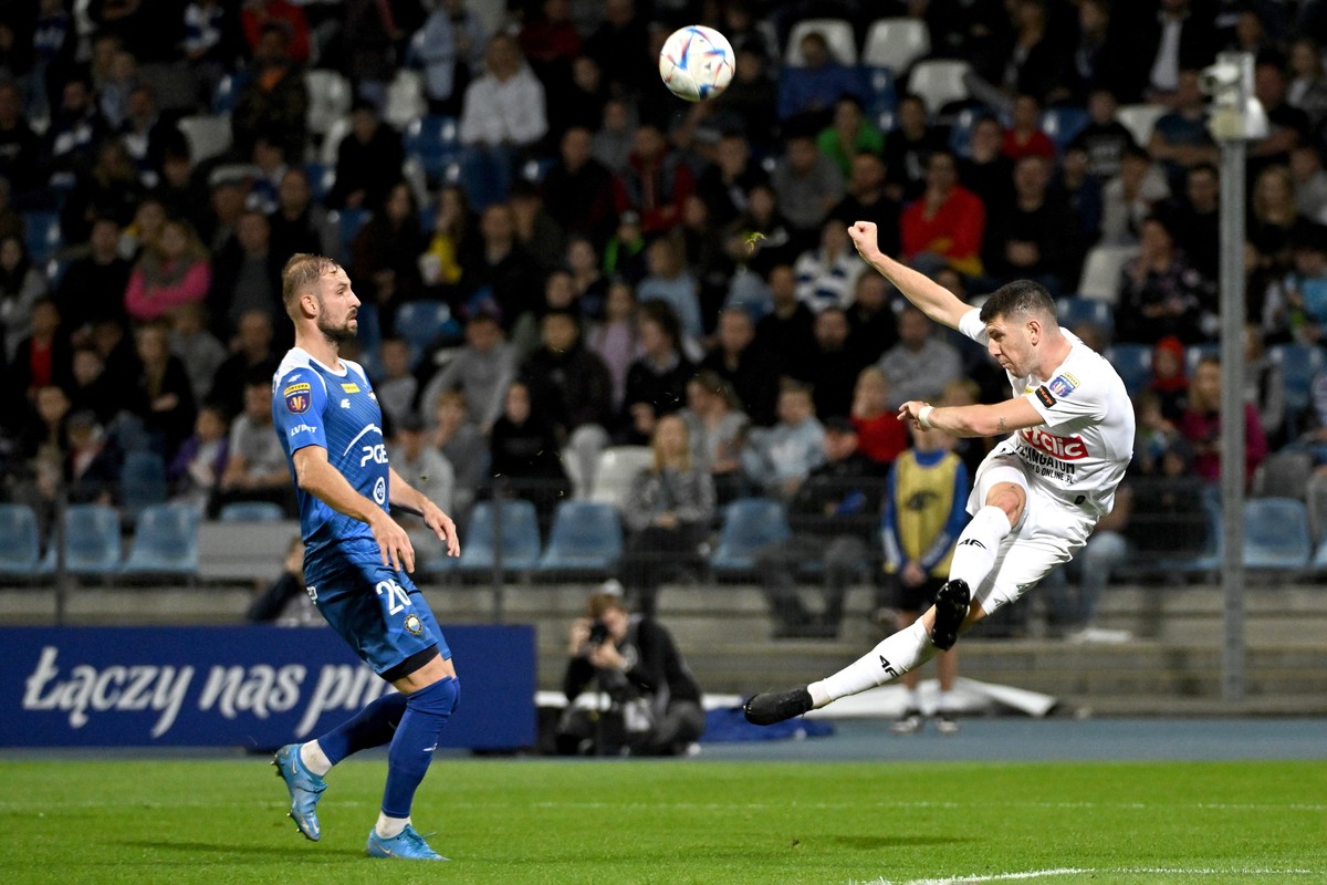 Zawodnik PGE FKS Stali Mielec Arkadiusz Kasperkiewicz (L) i Alberto Toril (P) z Piasta Gliwice podczas meczu 1/16 finału piłkarskiego Pucharu Polski