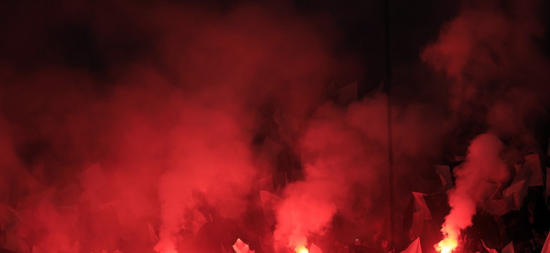 Zobacz, co grozi za wniesienie i odpalenie racy na stadionie. Kary są surowe