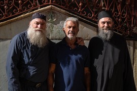 KOJE VERE je Mel Gibson? Holivudski glumac na Vidovdan u MANASTIRU HILANDAR, vreme provodi u MOLITVI I TIHOVANJU sa monasima