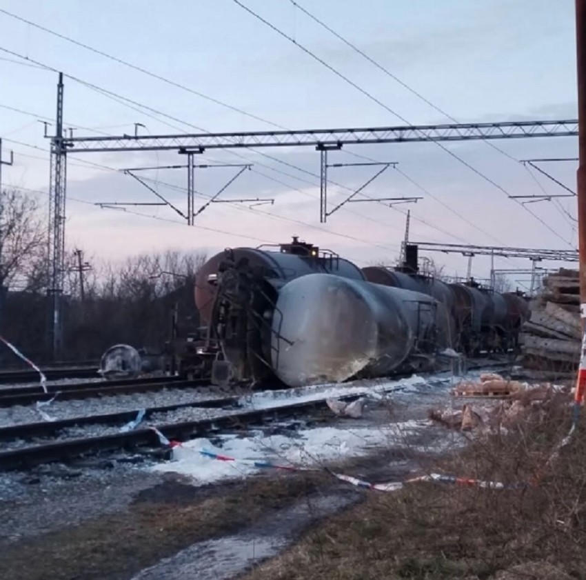 Ovako ovog jutra izgelda pruga i prevrnuta cisterna