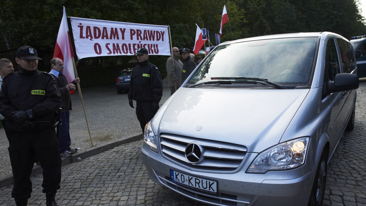 - W ogóle nie musiało dojść do ekshumacji, nie musiało dojść do ponownego przeżywania tego wszystkiego przez rodziny. (...) Wystarczyło tylko po powrocie trumien z Moskwy otworzyć je i sprawdzić ich zawartość - stwierdził w rozmowie z "Naszym Dziennikiem" syn tragicznie zmarłej w katastrofie smoleńskiej działaczki "Solidarności" Anny Walentynowicz. Janusz Walentynowicz zaznaczył, że ma takie odczucie, iż jego matkę po raz kolejny upokorzono, tak jak to robił system komunistyczny.