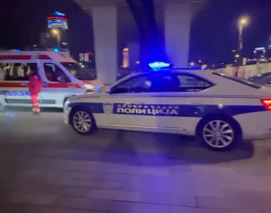 Policija i Hitna pomoć na mestu nesreće na Beogradu na vodi