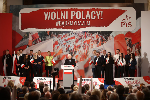 Prezes PiS Jarosław Kaczyński (C) podczas spotkania z mieszkańcami w ramach akcji "Bądźmy Razem" w Wojewódzkim Domu Kultury w Kielcach