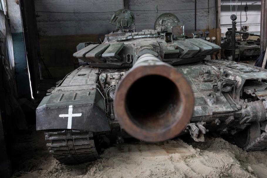 T-72B3 to mocno zmodernizowana wersja starego czołgu T-72. W praktyce jest to zupełnie nowa konstrukcja, więc ukraińscy technicy nie zawsze są w stanie rozwiązać wszystkie problemy z przejętymi maszynami. Jeden z czołgistów zadzwonił więc na... rosyjską pomoc techniczną (na zdjęciu przykładowy czołg T-72B3 czekający na naprawę po przejęciu przez Ukraińców we wschodniej Ukrainie).