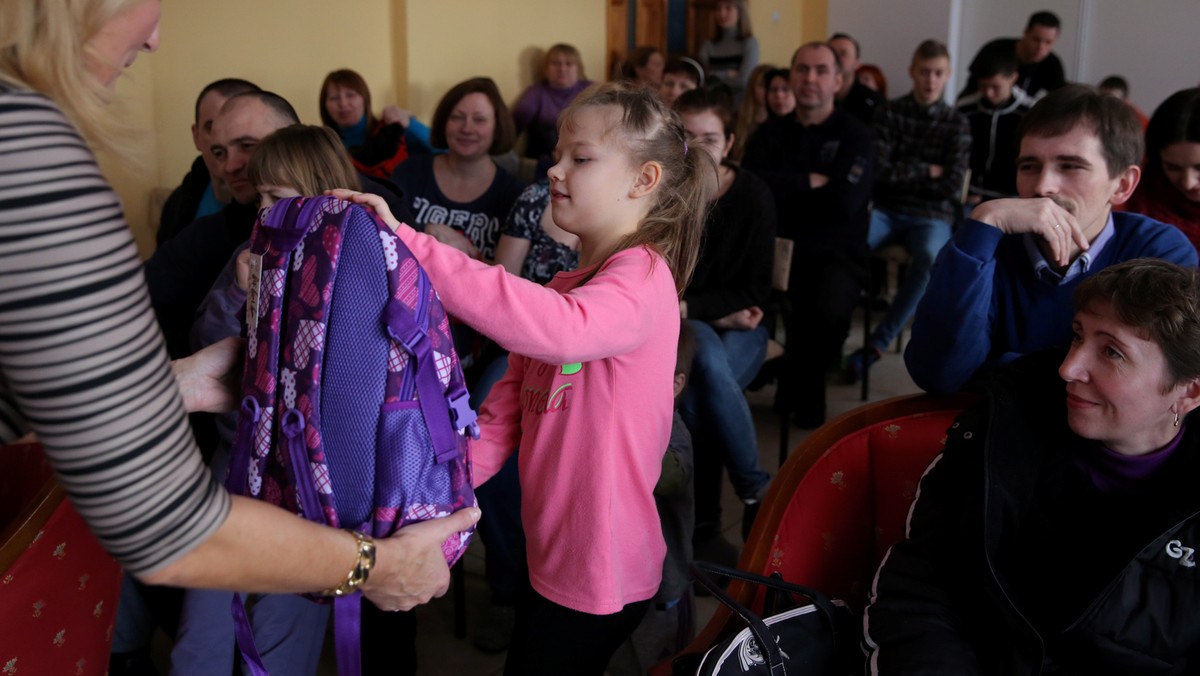 Minister edukacji narodowej Joanna Kluzik-Rostkowska uważa, że dzieci z Donbasu poradzą sobie w polskich szkołach, trzeba im tylko dać czas na opanowanie języka. Minister przyznała, że jest pozytywnie zaskoczona infrastrukturą szkół, do których trafiły dzieci.