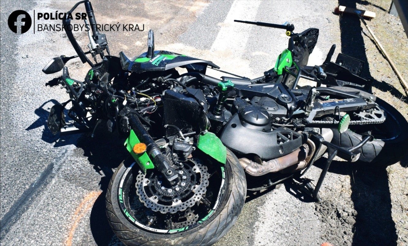 Pri dopravnej nehode na Donovaloch sa zranil 48-ročný motocyklista. 