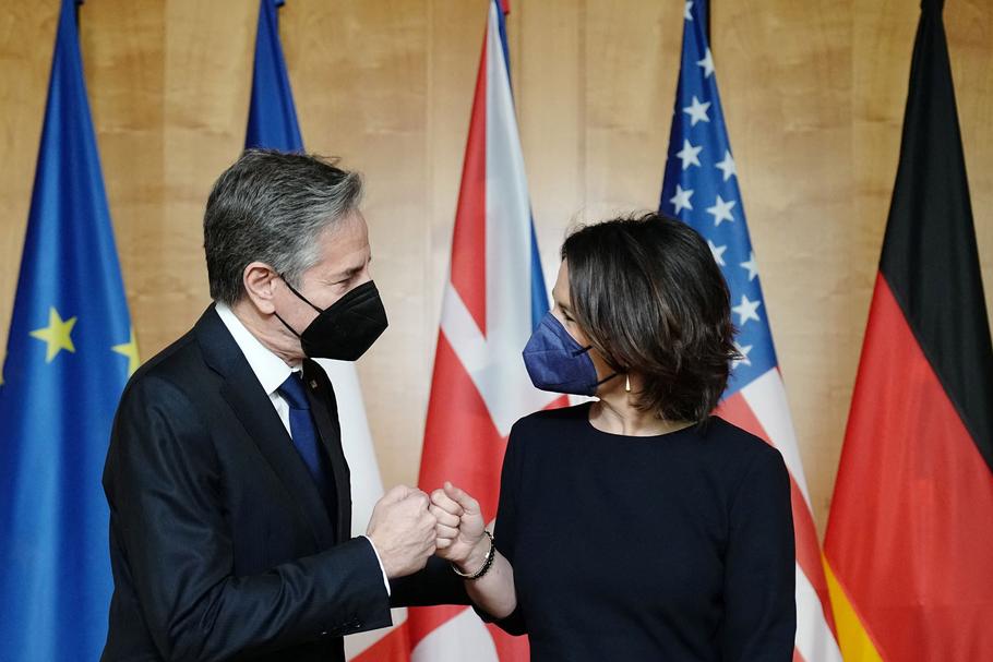 German Foreign Minister Annalena Baerbock (R) greets US Secretary of State Antony Blinken for talks at the Foreign Oce on January 20, 2022 in Berlin, Germany