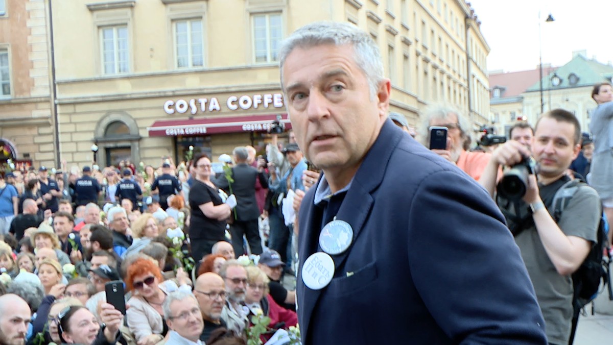 Kilka osób protestowało dziś przed domem Władysława Frasyniuka w podwrocławskim Ramiszowie. Zarzucali Frasyniukowi "zdradę i nawoływanie do wojny domowej". W obronie opozycjonisty z czasów PRL stanęli jego sąsiedzi.