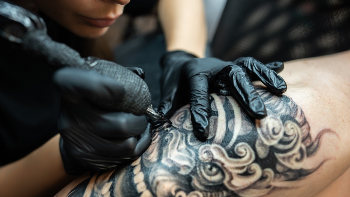 Upala oka povezana s tetovažama može da se leči