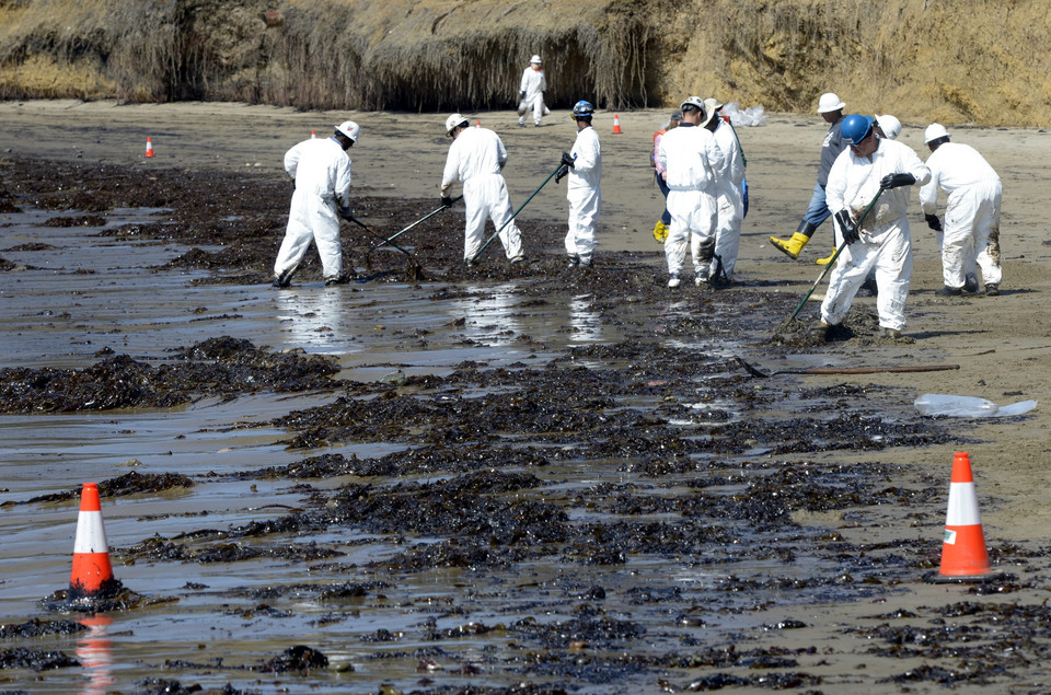 epaselect USA OIL SPILL SANTA BARBARA (Oil spill on beach near Santa Barbara)