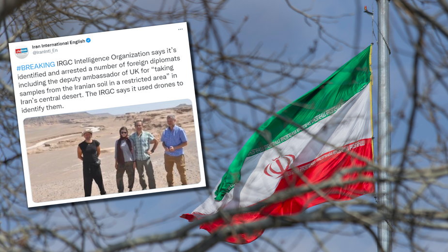 Obcokrajowcy zatrzymani w Iranie. W tle flaga tego kraju