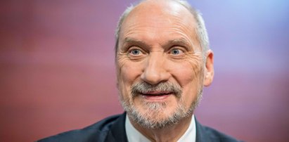 Wściekły Macierewicz zrugał posła PiS? PO publikuje zdjęcia