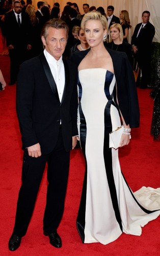 Charlize Theron i Sean Penn na gali w nowojorskim Metropolitan Museum