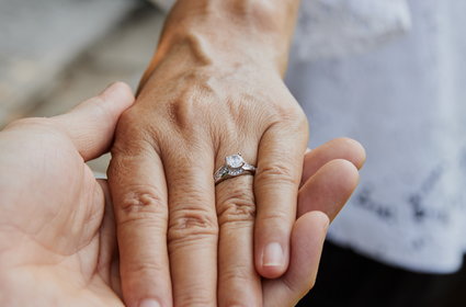 Podatek od pierścionka zaręczynowego — romantyczna darowizna, która może słono kosztować