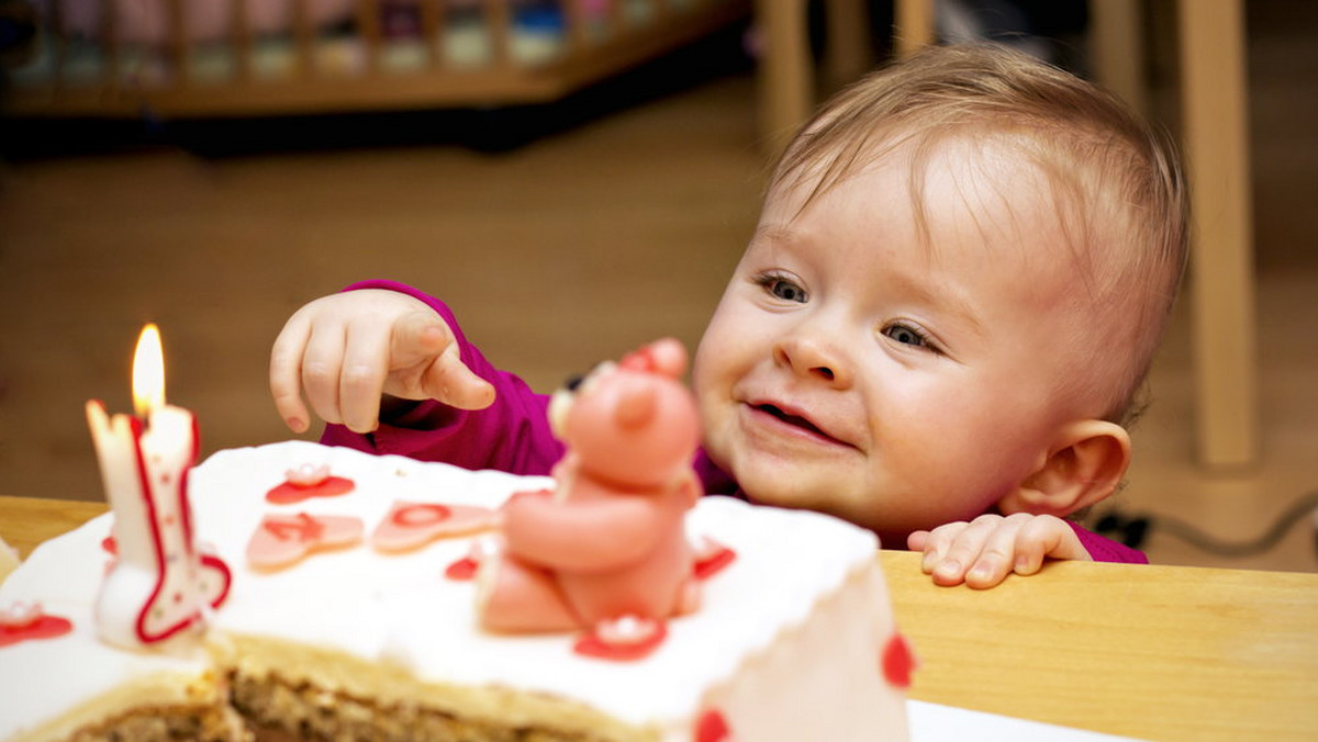 Dzieci po raz pierwszy jedzą słodki tort. Urocze zdjęcia!