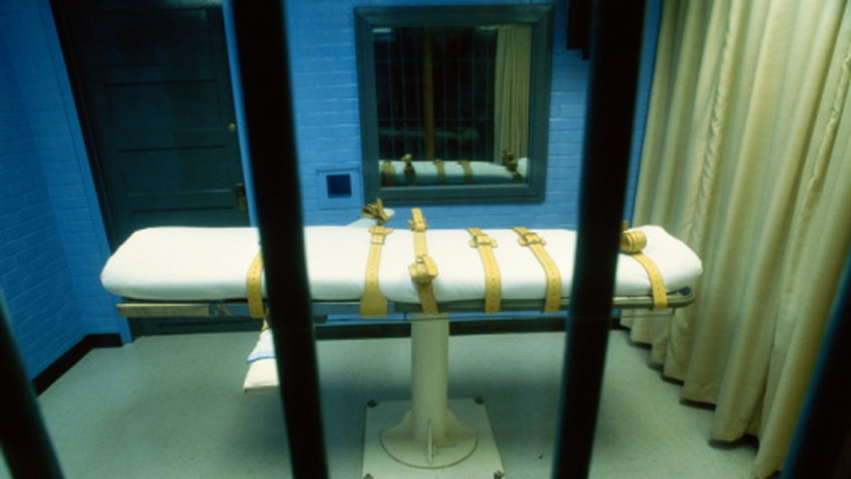 Spór o godziwość kary śmierci ujawnia problemy o wiele poważniejsze niż doraźna walka polityczna: natrafiamy na węzeł spleciony z polityki, moralności, wiary i życia.