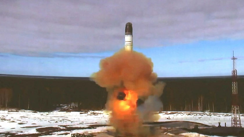 To właśnie potężna rakieta Sarmat zdolna jest do przeniesienia głowic nuklearnych, które mogą zmieść z powierzchnni ziemi zachodnie stolice. Tylko kto by się odważył nacisnąć guzik