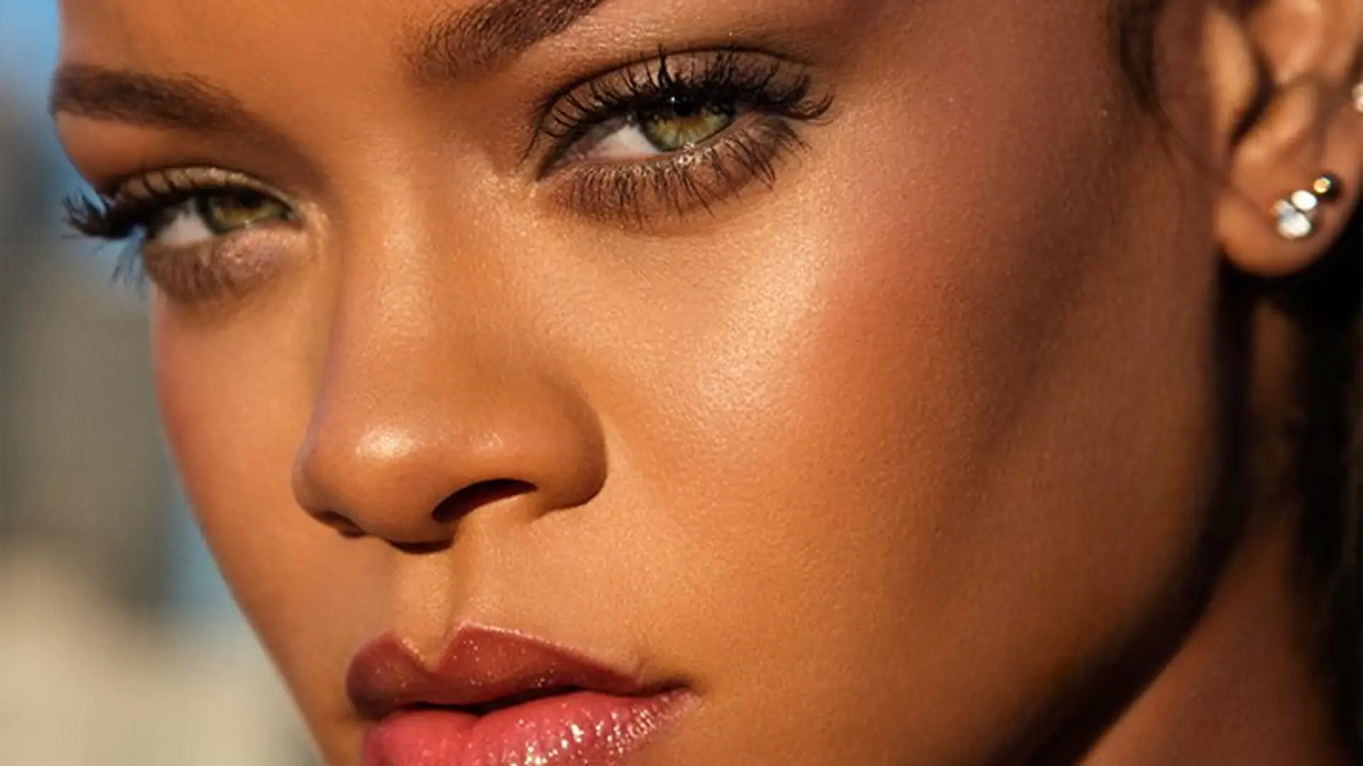 Rihanna: "Jeśli puder nie mieści Ci się w torebce, zmień torebkę". Premiera Fenty Beauty