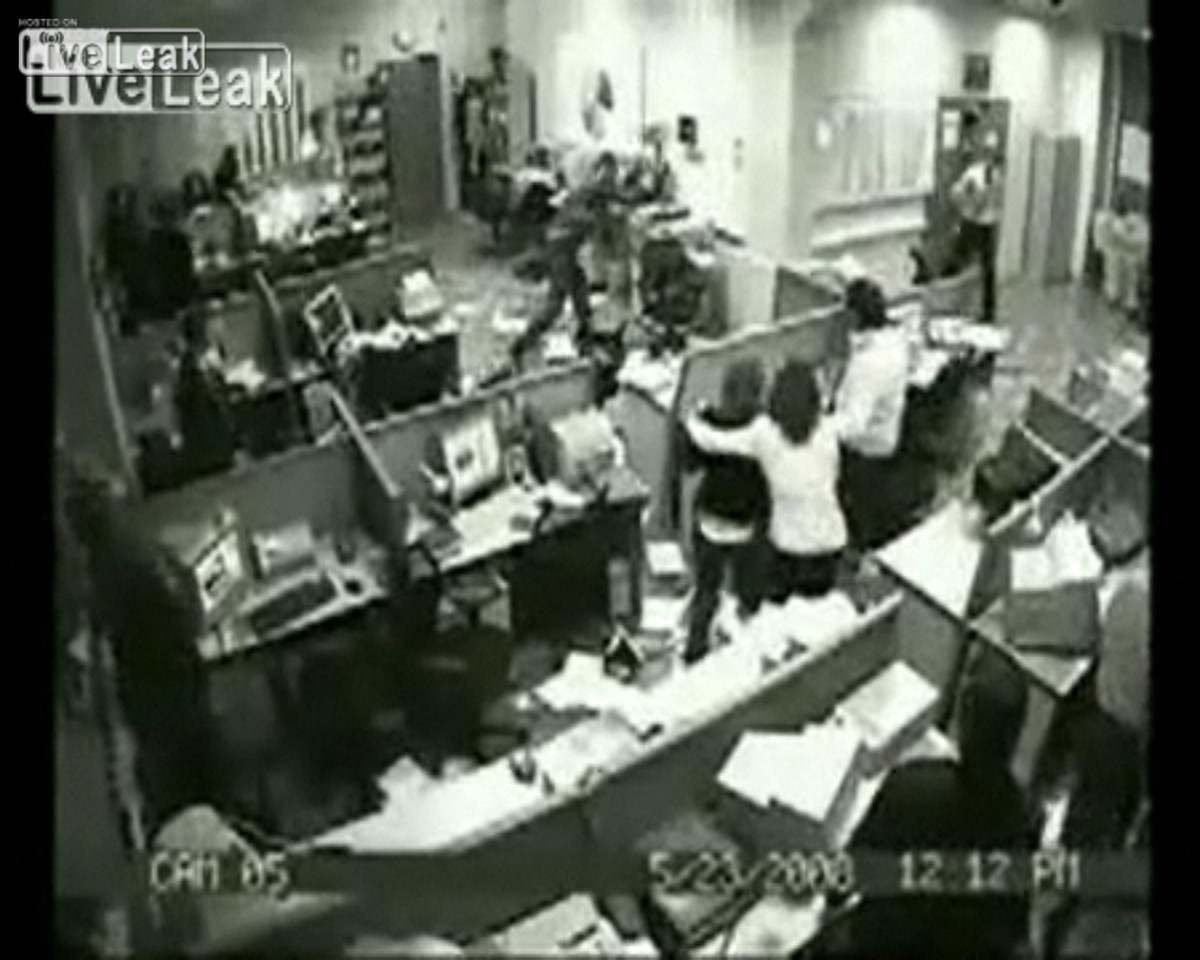 Zobacz, co dzieje się z ludźmi w biurze