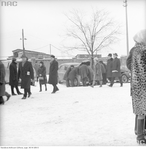 Giełda samochodowa przy ul. Dzikiej w Warszawie (przełom lat 60. i 70.)