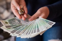 2000 zł z ZUS bez nawet jednego dnia pracy dla seniorów po 60. roku życia. Komu się należy?